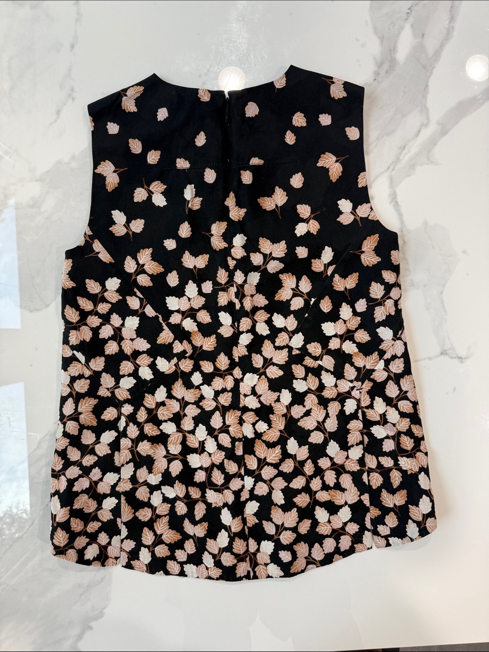 Tory Burch Black Sleeveless Leaf-Print Shell perfect for Fall - Picture 3 of 12